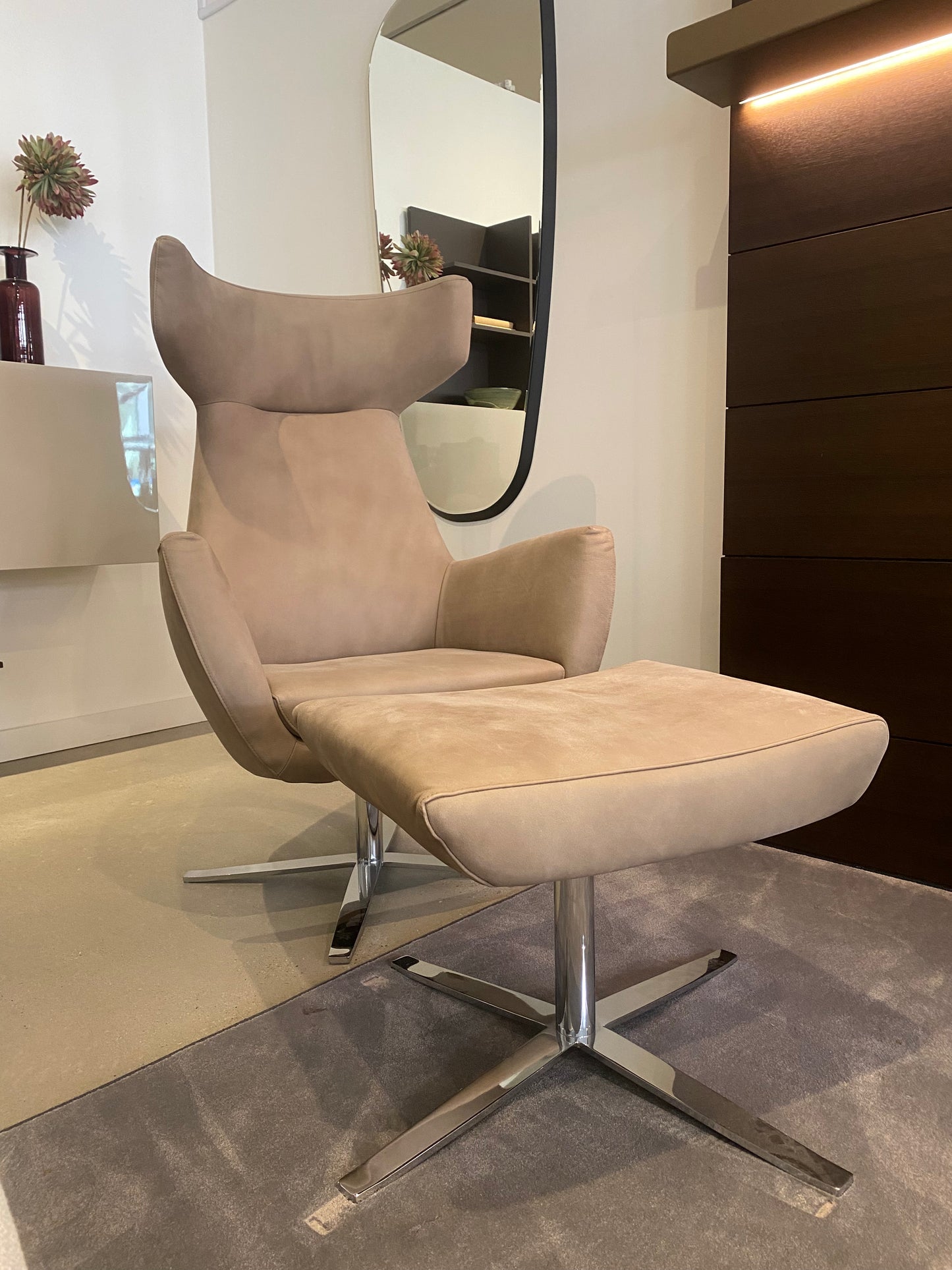 Gentleman Chair & Ottoman