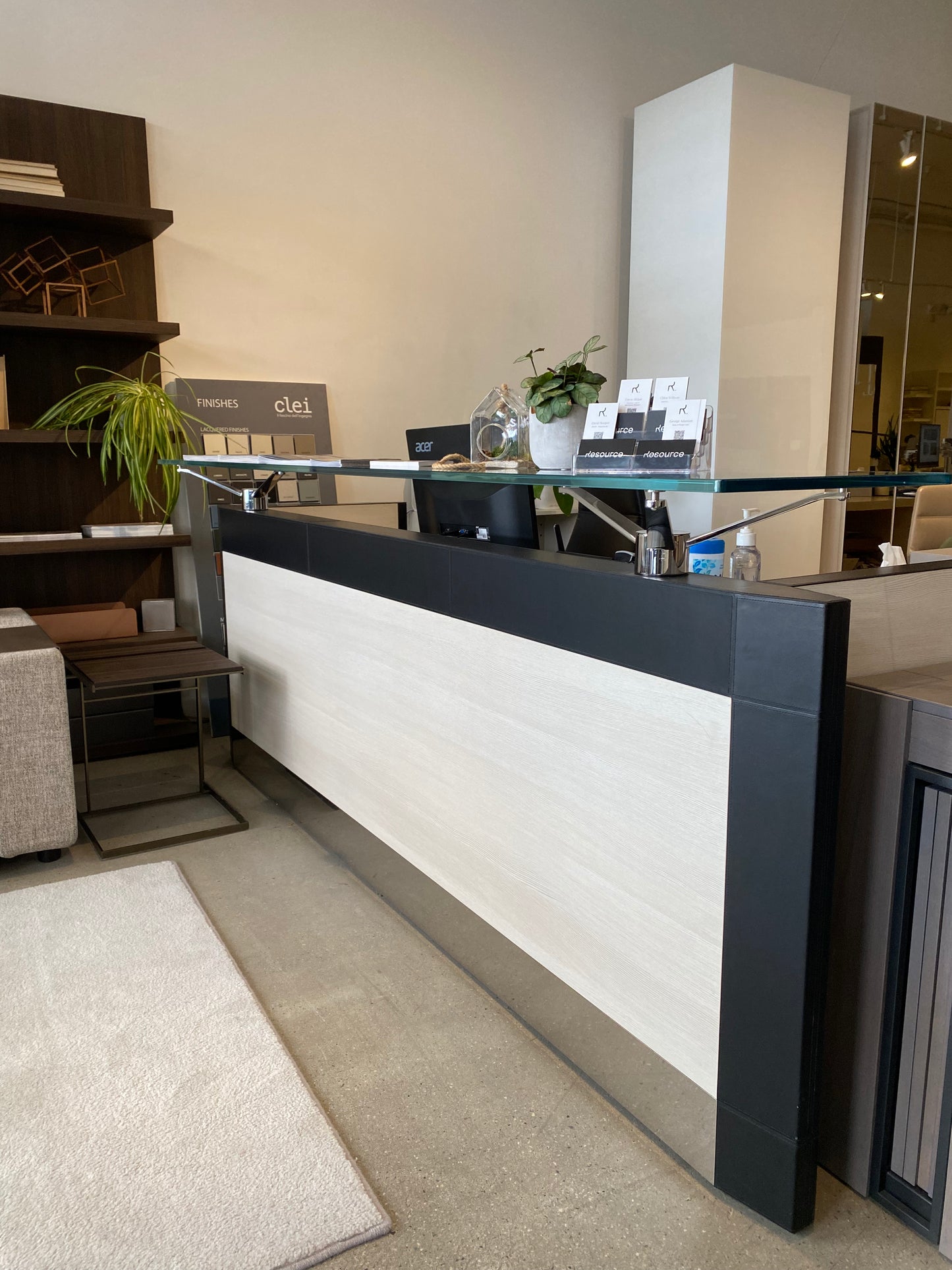 De Symetria Reception Desk