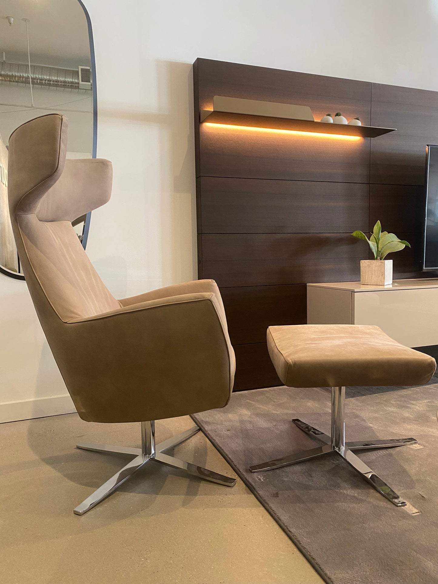 Gentleman Chair & Ottoman