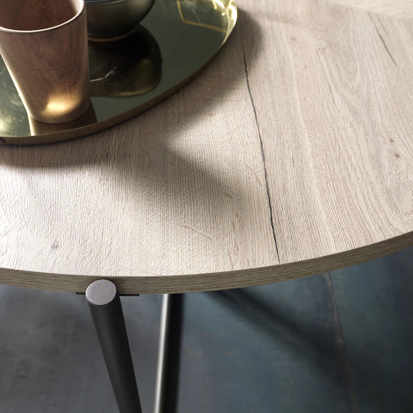 Close up of Icaro folding dining table top.